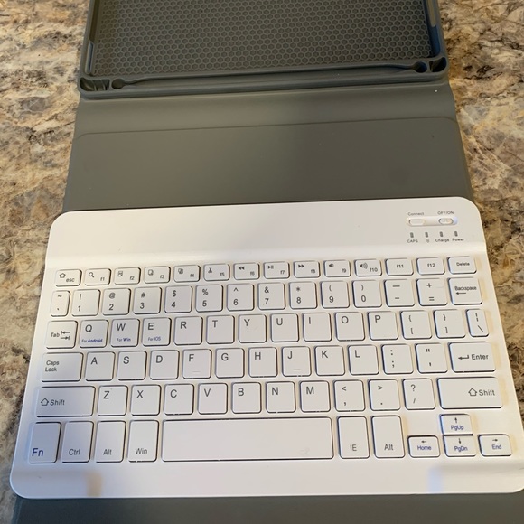 Rose Gold iPad Case With Keyboard - Picture 1 of 3